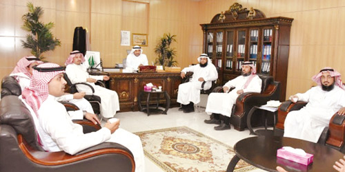  صورة الوفد في جلسة مع د. الشتيوي ود. المحيميد ومنسوبي الكلية