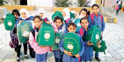 استكمال توزيع الحقائب المدرسية على أبناء الأشقاء السوريين 