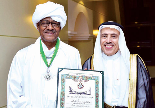  السفير معلا مقلداً السفير عبدالحافظ وسام الملك عبدالعزيز