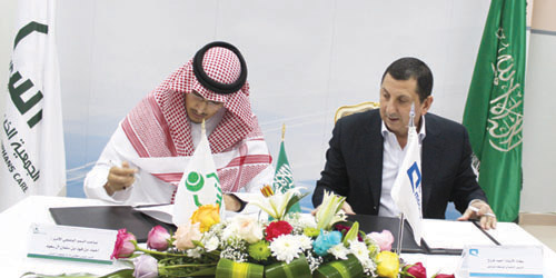  سمو الأمير أحمد لحظة التوقيع
