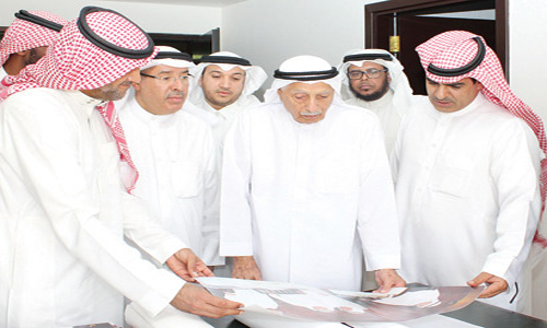  الشيخ جمعة الماجد يطلع على تقارير من النادي العربي