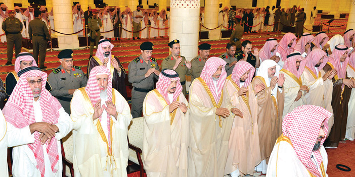 أمير منطقة الرياض يؤدي صلاة الاستسقاء 