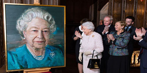 الملكة إليزابيث تكشف الستار عن لوحة لها في لندن 