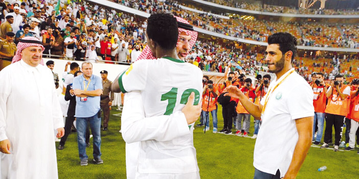  الأمير تركي بن خالد حضر لقاء منتخبنا أمام الامارات وهنأ اللاعبين بالفوز
