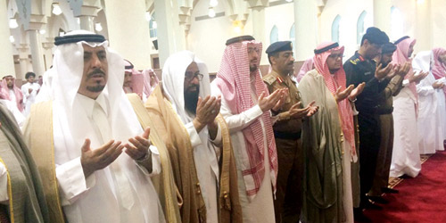  وكيل الإمارة يتقدَّم المصلين
