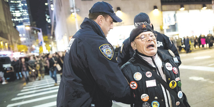  الشرطة الأمريكية تقبض على أحد المحتجين على فوز ترامب