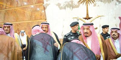 الملك سلمان يستقبل المعزين في وفاة الأمير تركي بن عبدالعزيز 