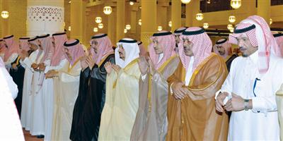 أمير منطقة الرياض يؤدي صلاة الميت على الأمير سلمان بن فواز بن سعود 