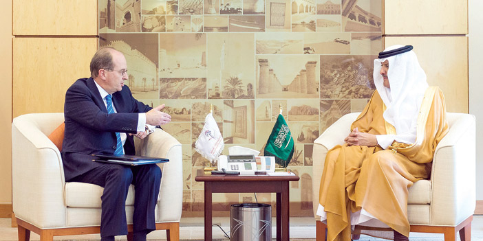 الأمير سلطان بن سلمان يلتقي سفير نيوزيلاندا 