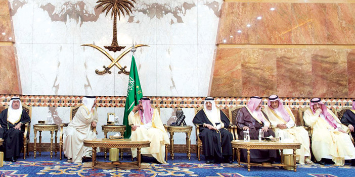  خادم الحرمين خلال استقباله المعزين بحضور الأمير أحمد بن عبدالعزيز