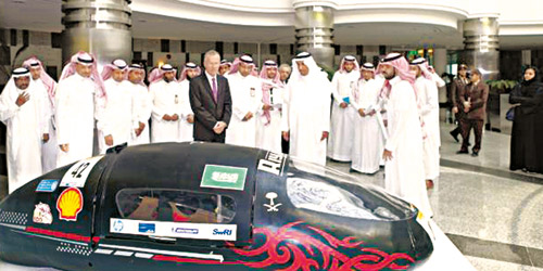 اطلع على سيارة محافظة على البيئة وعبّر عن تقديره لموهبة الطلاب 