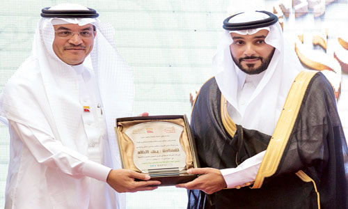  العنيزان يستلم درع التكريم من الساير