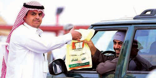   توزيع منشورات تحث على نظافة الغضا