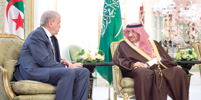  ولي العهد يتبادل الحديث مع الوزير الأول بالجزائر