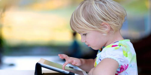 أطفال السويد يستخدمون الإنترنت في سن عامين !! 