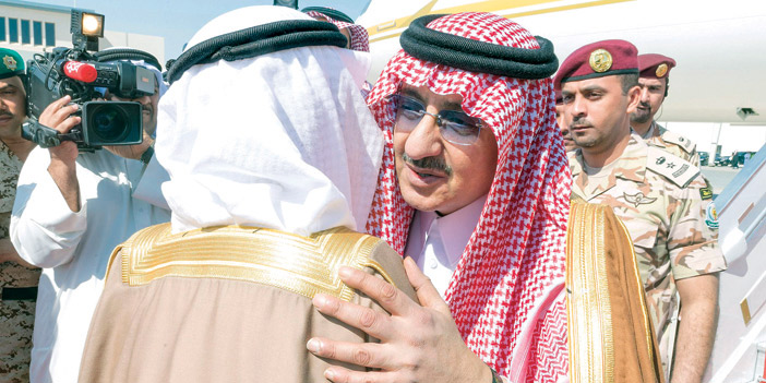  ولي العهد مصافحا رئيس مجلس الوزراء البحريني لدى وصوله المنامة