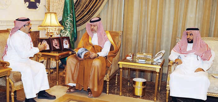  الأمير عبدالله بن مساعد خلال لقائه بالشريف