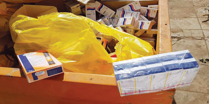  أربع حاويات مليئة بالأدوية والأدوات الطبية