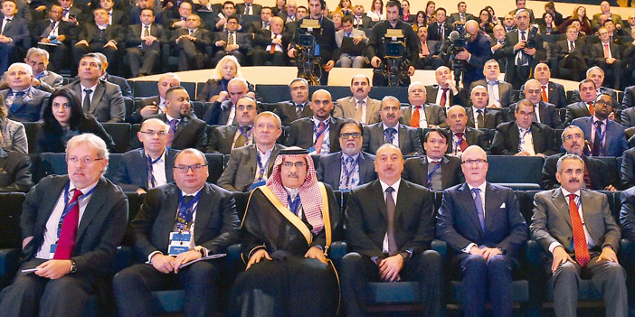  رئيس أذربيجان خلال افتتاحه المؤتمر وإلى يمينه رئيس وكالة الأنباء السعودية