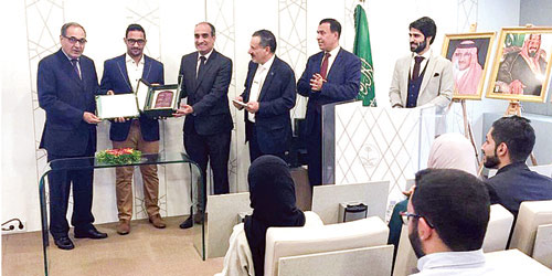   السفير أبوحيمد يسلم الجوائز