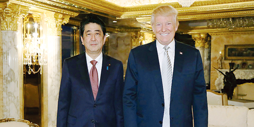  رئيس الوزراء الياباني والرئيس الأمريكي الجديد ترامب