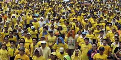 آلاف المتظاهرين بالعاصمة الماليزية يطالبون باستقالة رئيس الوزراء 