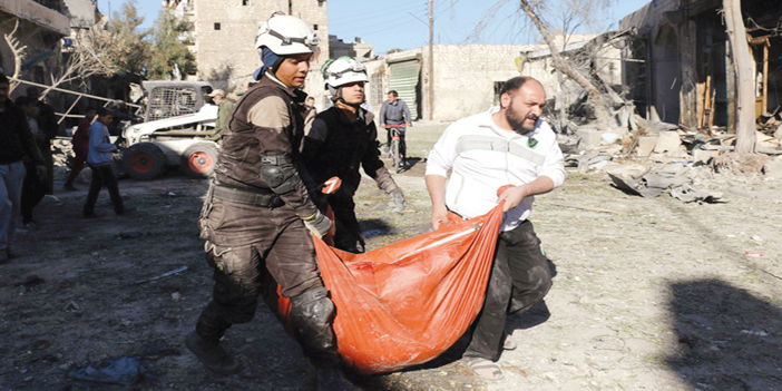  متطوعون ينتشلون الجثث من تحت أنقاض القصف المتواصل على شرق حلب