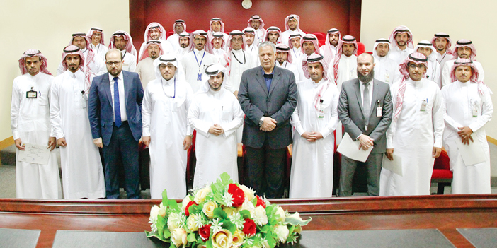  عبدالعزيز العثيم يتوسط خريجي أكاديمية العثيم