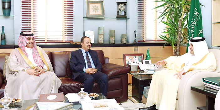  وزير الإعلام خلال استقباله نظيره اليمني