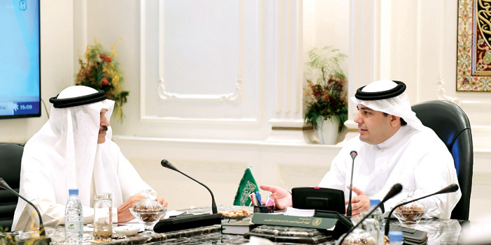  وزير الثقافة يتبادل الحديث مع رئيس مجلس إدارة الهيئة الأستاذ خالد المالك