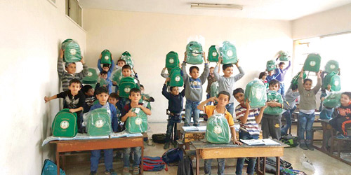  توزيع الحقائب على أبناء الأشقاء السوريين