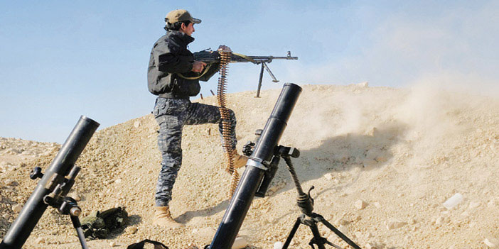  عنصر من القوات العراقية أثناء الاشتباك مع داعش جنوب الموصل