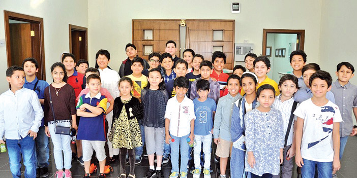  صورة جماعية للأطفال داخل المصنع