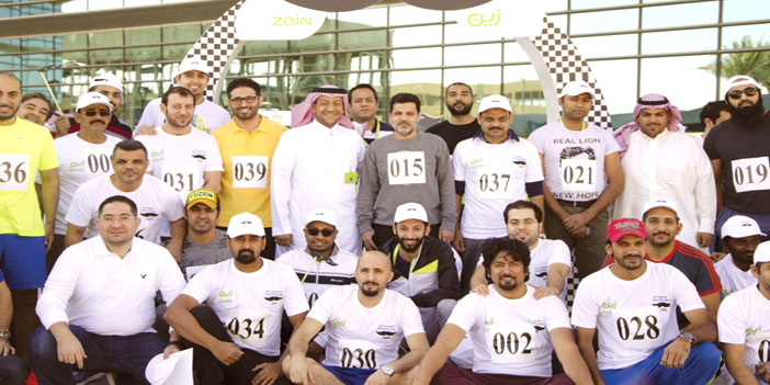  سلطان الشهراني مع مجموعة من المتسابقين والحضور