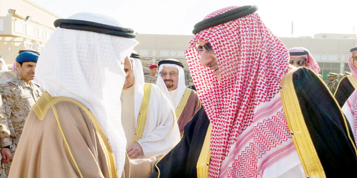  ولي العهد مستقبلاً رئيس الوزراء البحريني لدى وصوله إلى الرياض