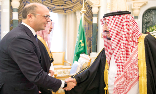  لقطات من استقبال خادم الحرمين الشريفين لوزير الداخلية الإيطالي