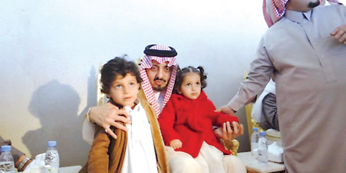  الأمير فيصل بن خالد مع أطفال الشهيد