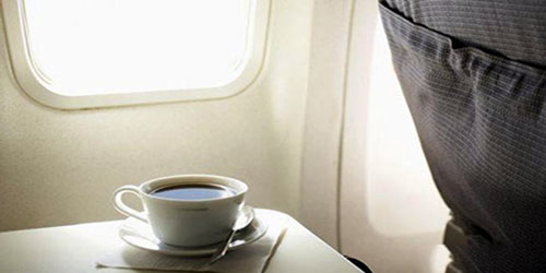 أسترالي يقاضي شركة طيران بسبب انسكاب القهوة عليه أثناء الرحلة 