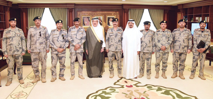  جماعية لأمير المنطقة مع ضباط حرس الحدود