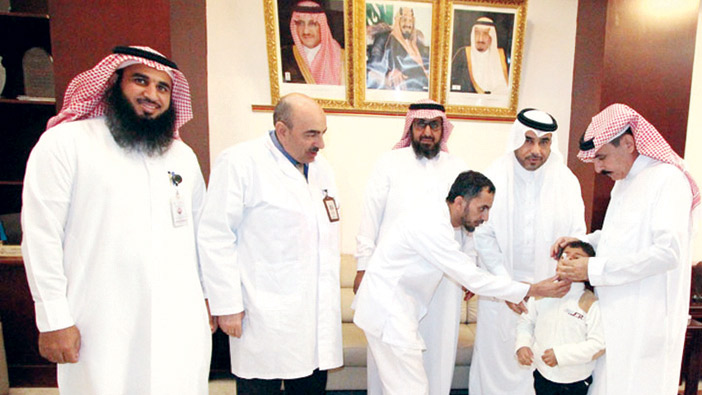  جانب من تدشين المحافظ لحملة التطعيم للطلاب والطالبات