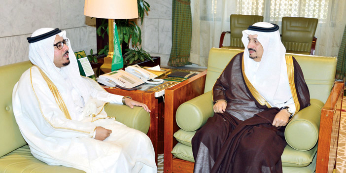  الأمير فيصل بن بندر  خلال لقائه د. هادي اليامي