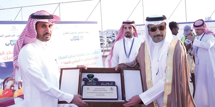  مدير المستشفى يُكرِّم المحافظ