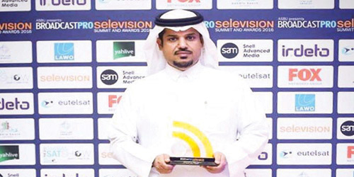  م. حسين اليامي مع الجائزة