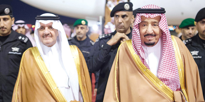  الملك وإلى جواره أمير المنطقة الشرقية