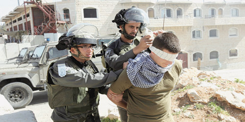  قوات الاحتلال تعتقل فتى في الخليل