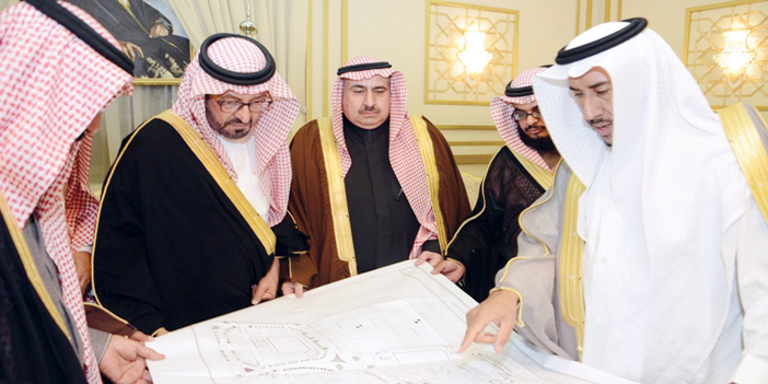  أمير حائل يطلع على مخططات مركز الحي الجديد