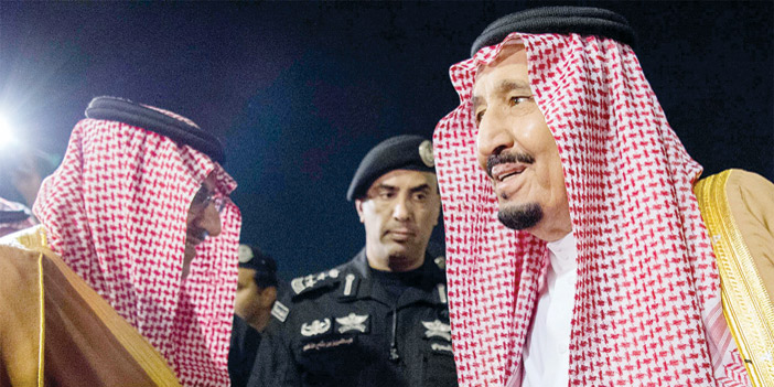  خادم الحرمين مصافحا ولي العهد لدى وصوله إلى المنطقة الشرقية