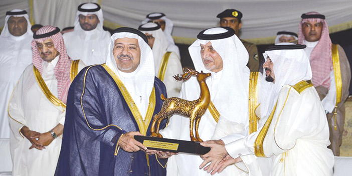  الناقور يتسلم الجائزة من يد الأمير خالد الفيصل