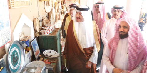   الأمير سلطان بن سلمان أثناء زيارته للمتحف