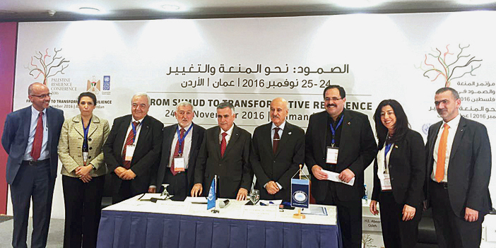  سليمان الحربش والممثل الخاص لمدير برنامج الأمم المتحدة أثناء توقيع الاتفاقية